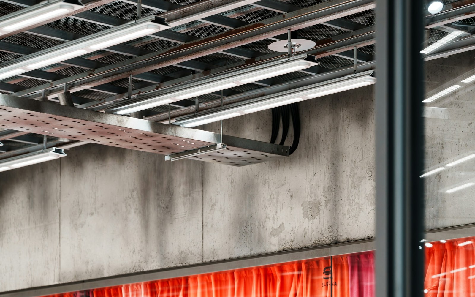 Commercial lighting fixtures